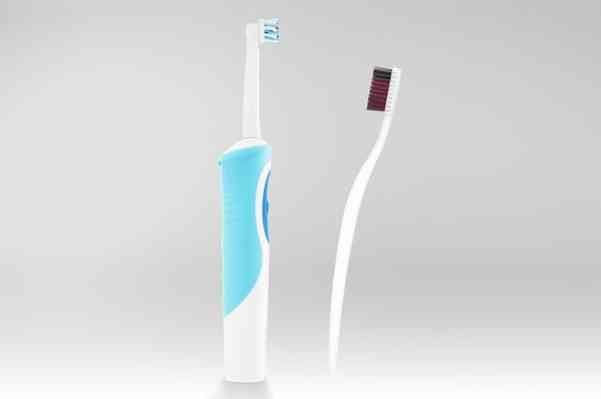 Cómo cepillarse los dientes con un cepillo eléctrico