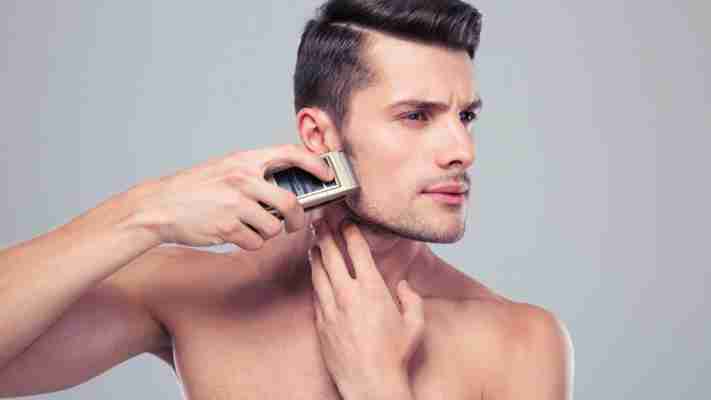 El arte de afeitarse con máquina eléctrica