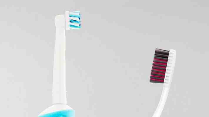 Cepillo de dientes manual o eléctrico: ¿Cuál recomienda un higienista bucodental?