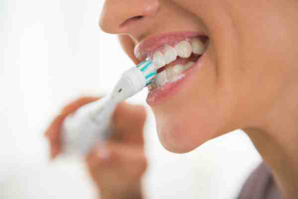 Como cepillarse correctamente los dientes con un cepillo elÃ©ctrico